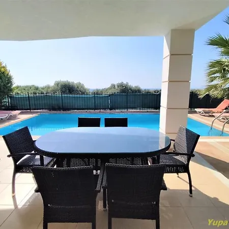 Deniz Manzarali Korunakli Oezel Havuzlu Lueks Villa