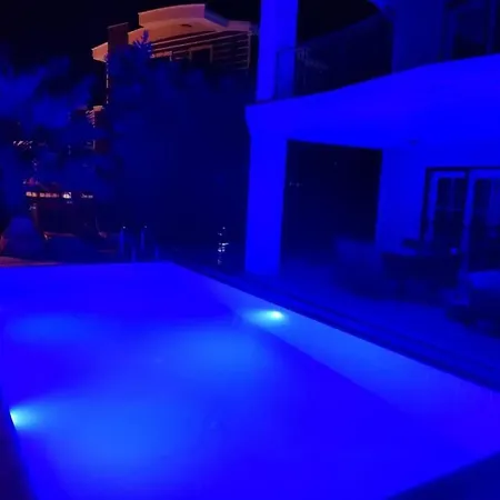 Deniz Manzarali Korunakli Oezel Havuzlu Lueks Kusadası