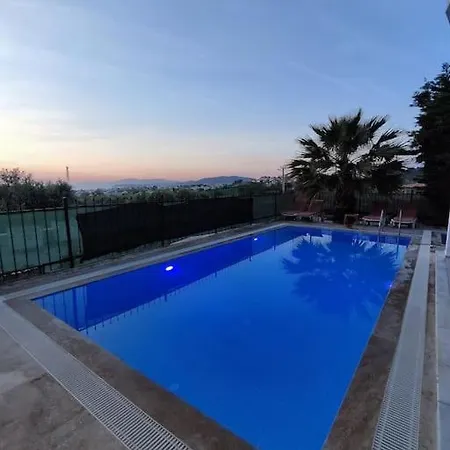 Deniz Manzarali Korunakli Oezel Havuzlu Lueks Villa Kusadası