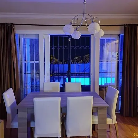 Deniz Manzarali Korunakli Oezel Havuzlu Lueks Villa Kusadası